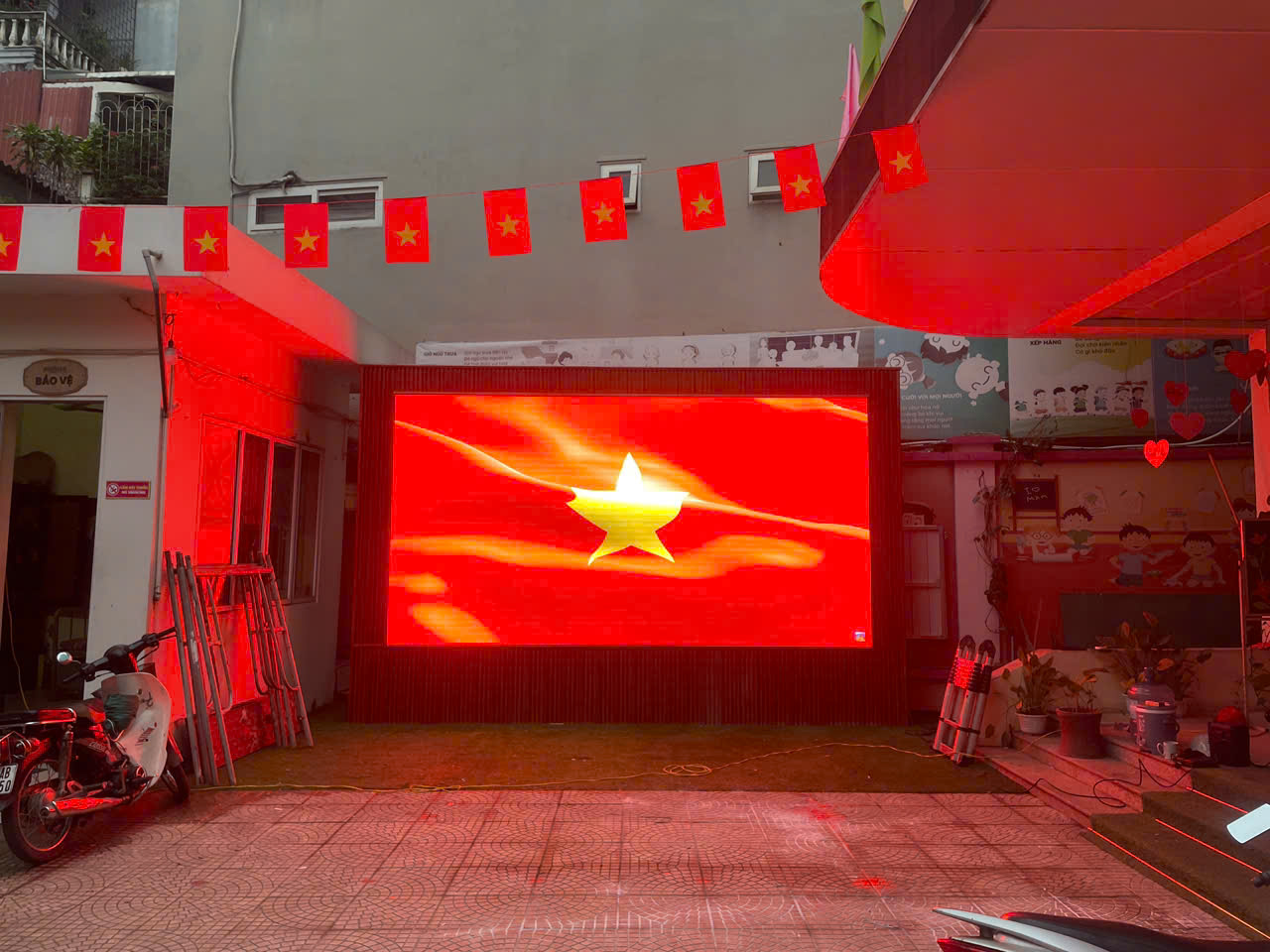 So Sánh Màn Hình LED và Máy Chiếu: Đâu Là Giải Pháp Hiển Thị Tối Ưu?