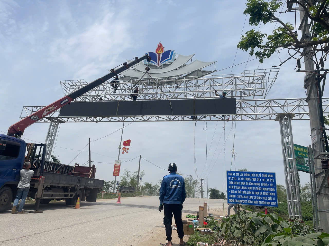 Chi Tiết Từng Bước Lắp Đặt Màn Hình LED Ngoài  Trời Chịu Mưa Nắng